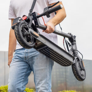 Uomo trasporta monopattino elettrico piegato