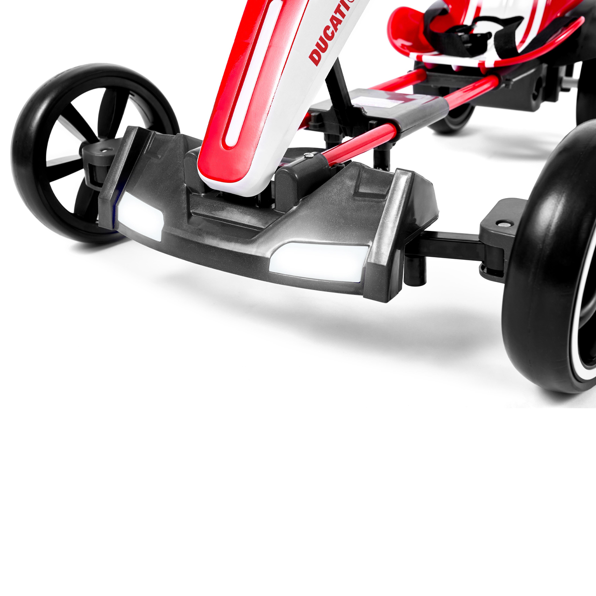 Go-kart rosso e bianco, ruote nere, dettagli moderni.