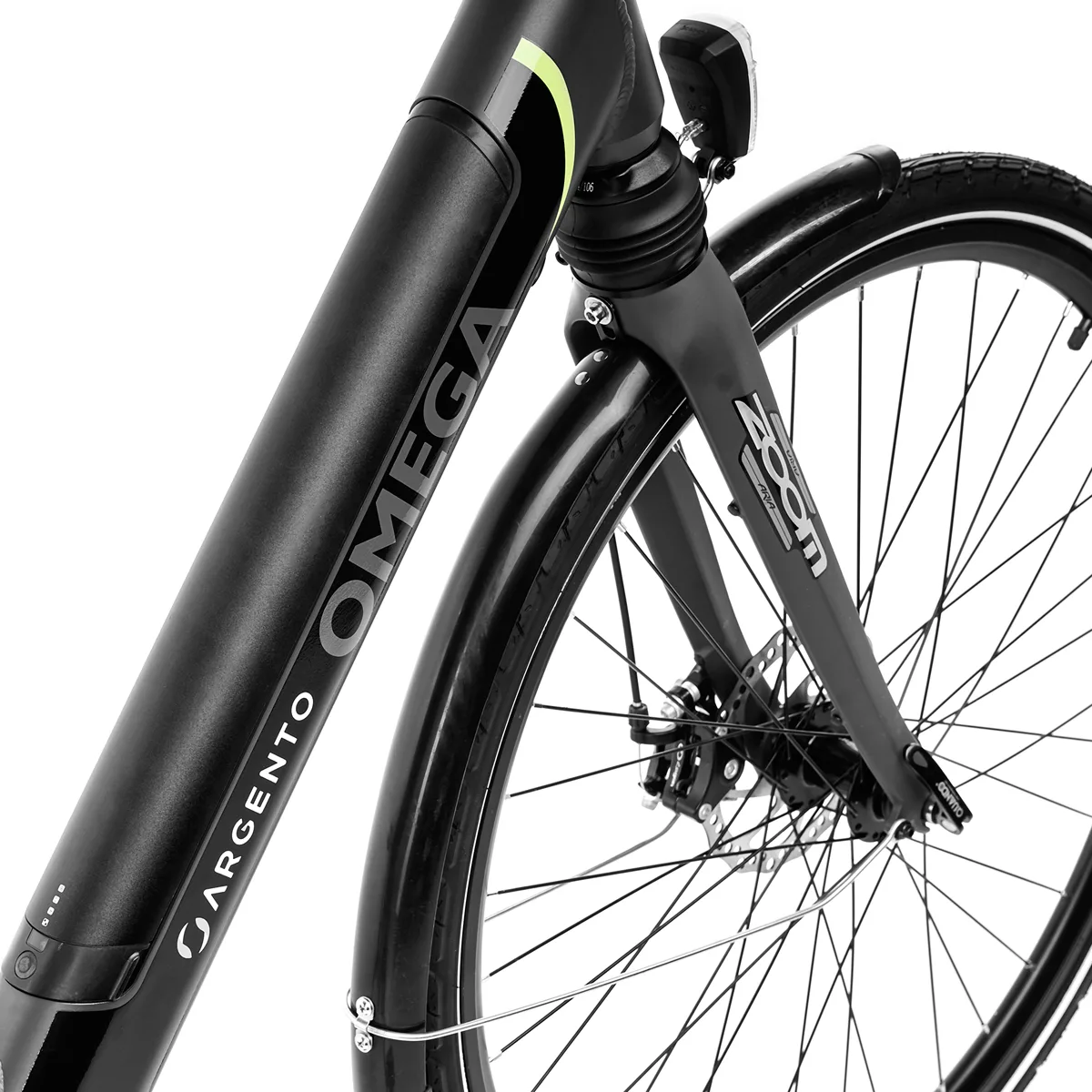 Dettaglio forcella e ruota anteriore bici elettrica