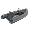 Gommone grigio con sedili e volante