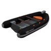Gommone nero con remi e sedili arancioni