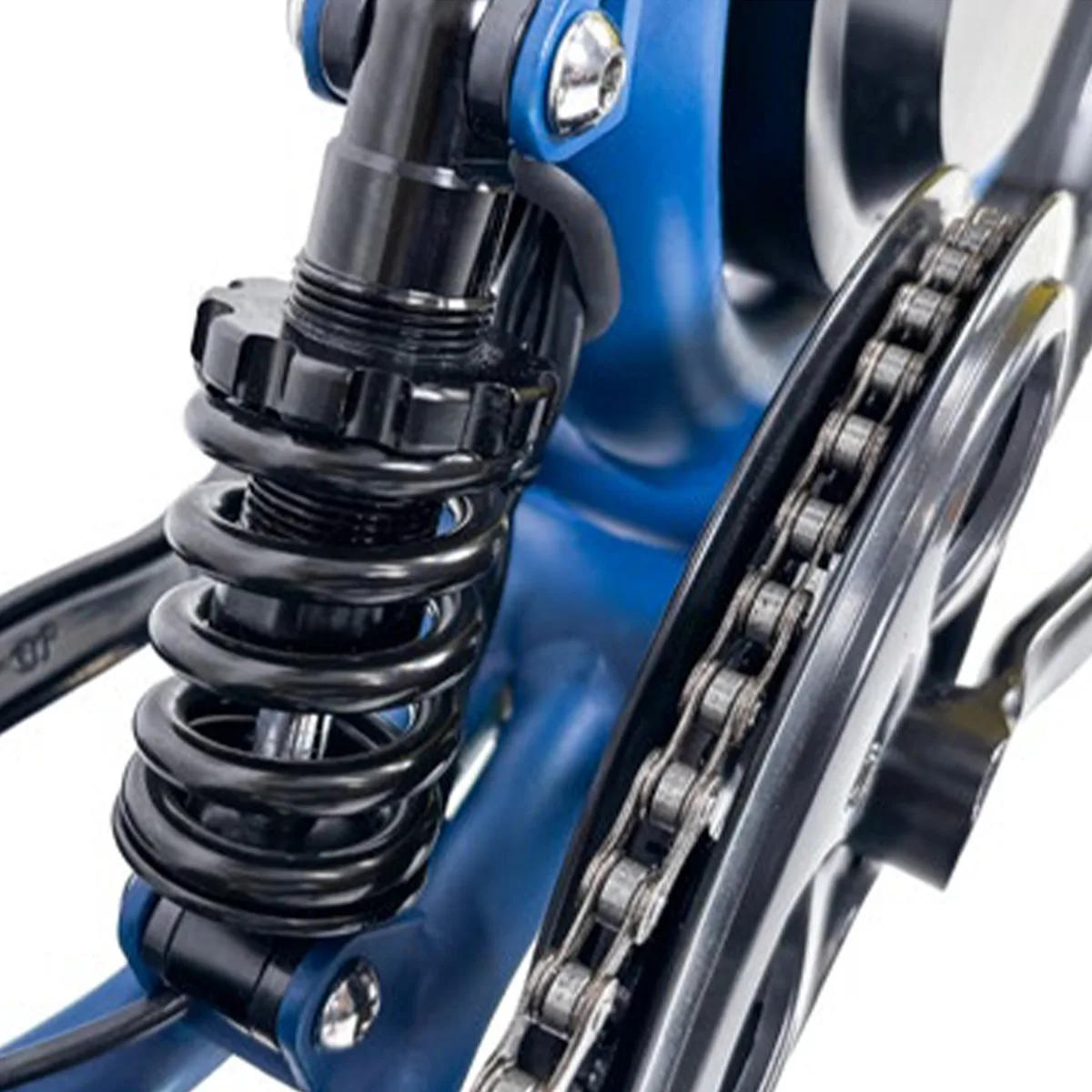 Dettaglio ammortizzatore e catena di bicicletta blu