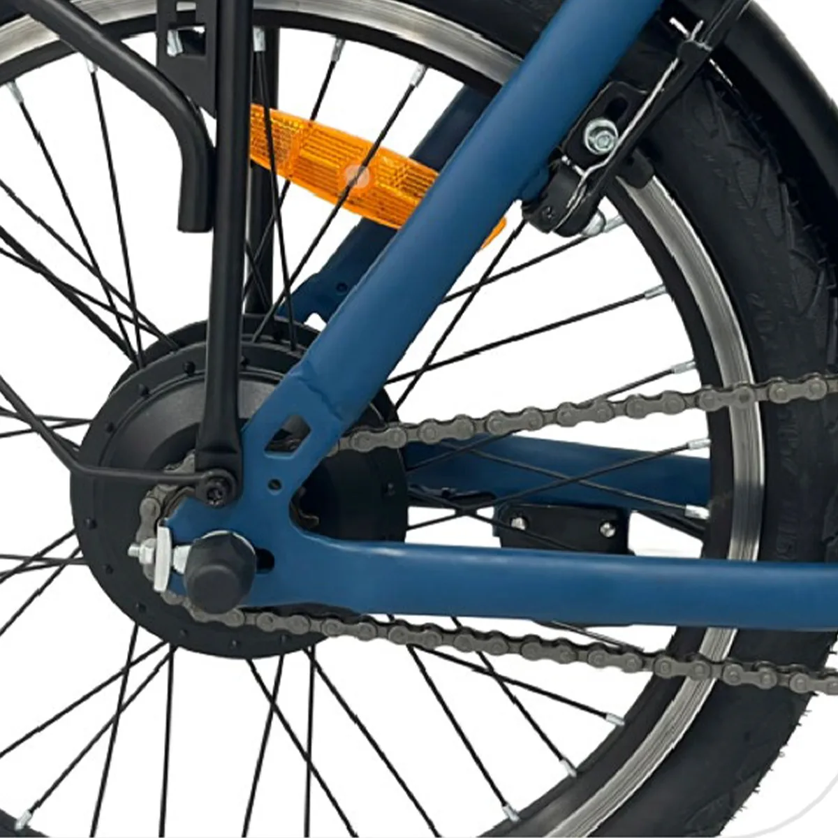 Dettaglio ruota posteriore di bicicletta elettrica blu