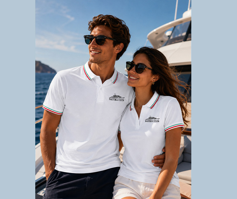 Coppia in polo bianca su yacht al mare