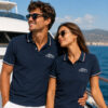 Coppia in polo blu su yacht al mare