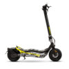 Monopattino elettrico grigio con dettagli giallo fluo