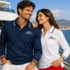 Coppia di ragazzi a bordo di uno yacht con indosso polo a maniche lunghe.